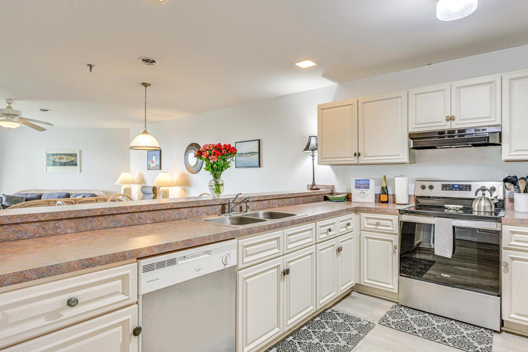 Oak Island Beachfront Condo With Community Pool Екстериор снимка